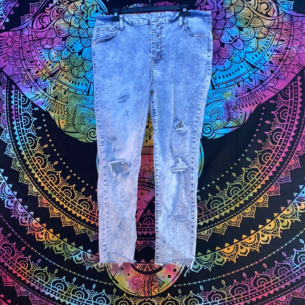 Ripped high wasted jeans